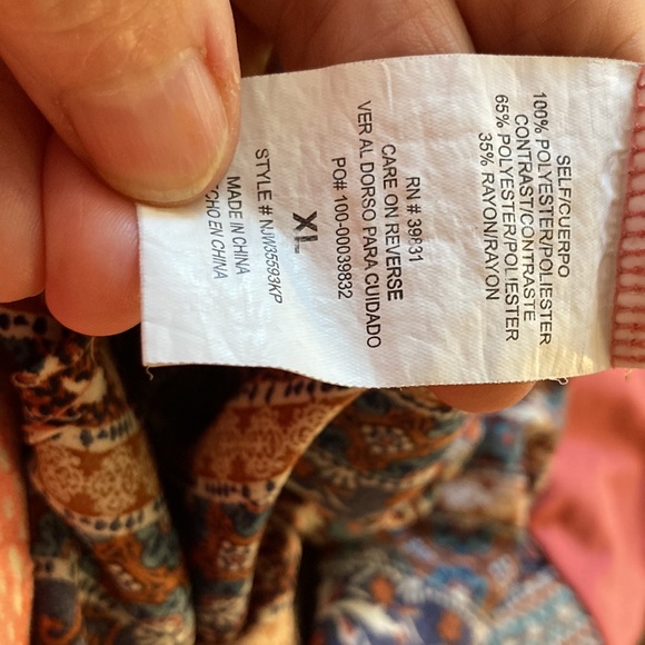 Rewind. XL. Patterned lower part of shirt. Solid color top of shirt. - Picture 3 of 4